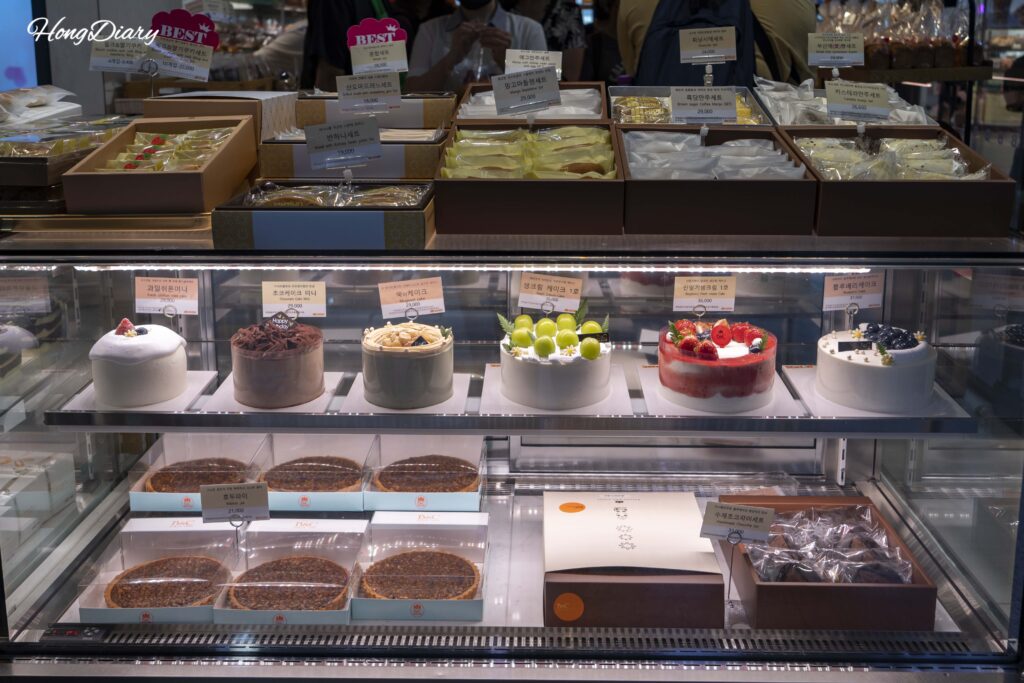 B&C製菓釜山駅店のホールケーキ、くるみパイ、各種ギフトセットのショーケース