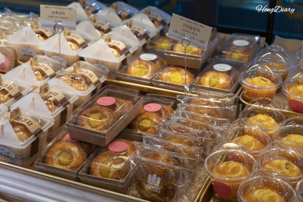 B&C製菓釜山駅店の栗入り饅頭やサントゥ菓子などの陳列