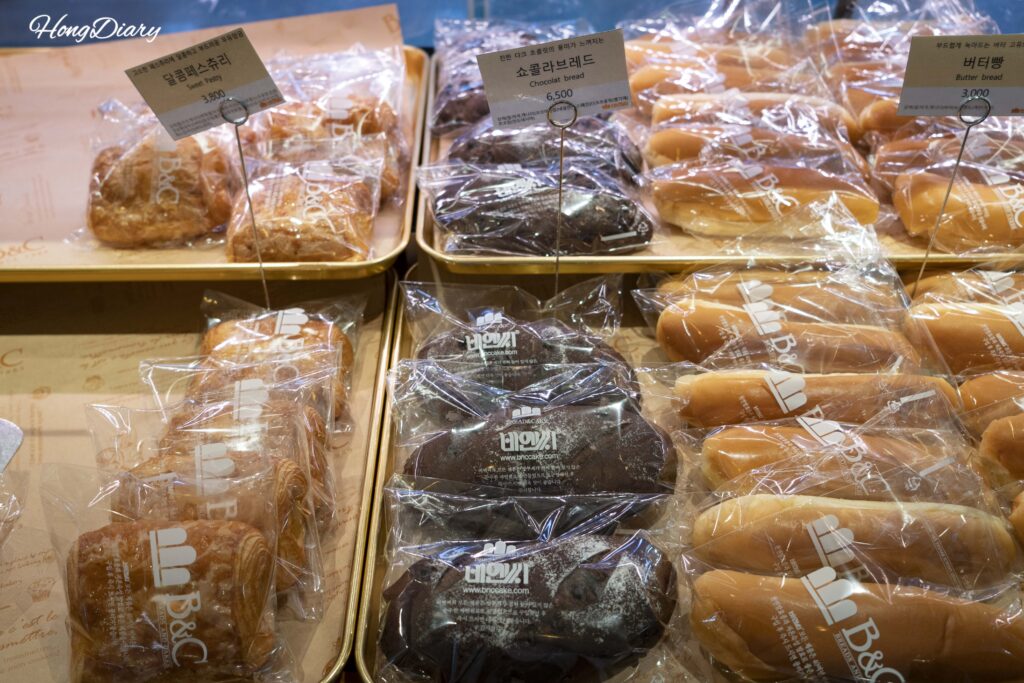 Pan de chocolate y pastelería hojaldrada en exhibición en la Panadería B&C, Estación de Busan