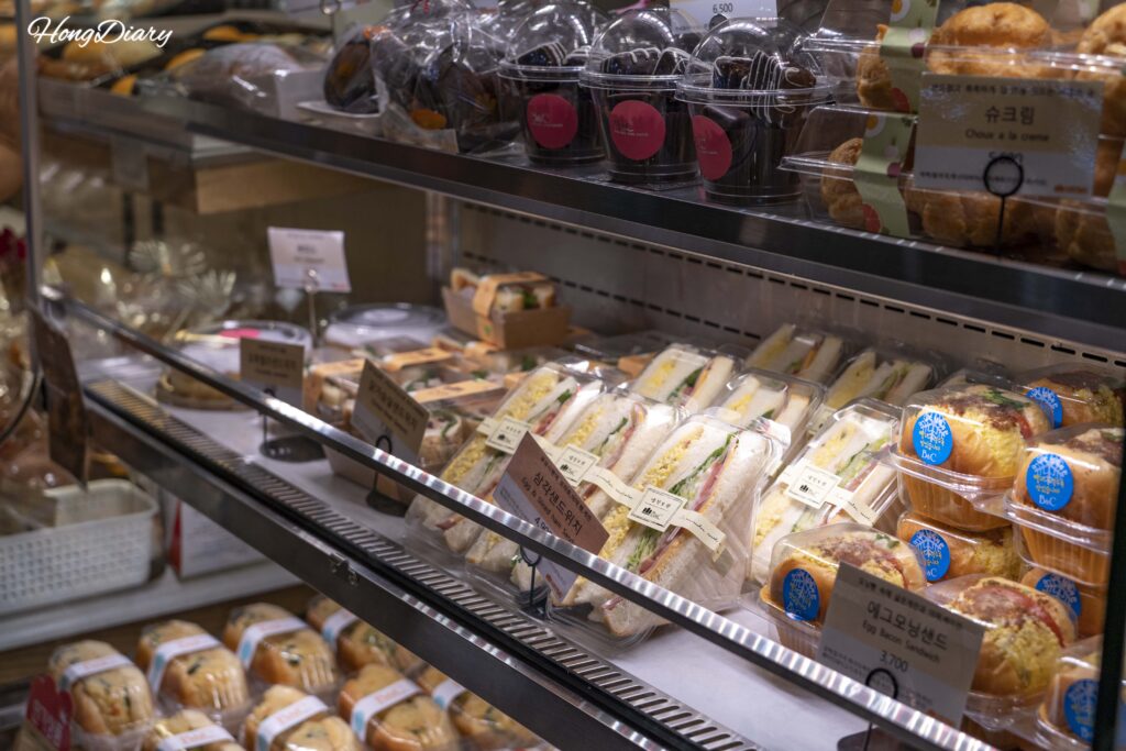 B&C製菓釜山駅店のショーケースに並ぶ鶏むね肉サンドやパストラミなど各種サンドイッチ