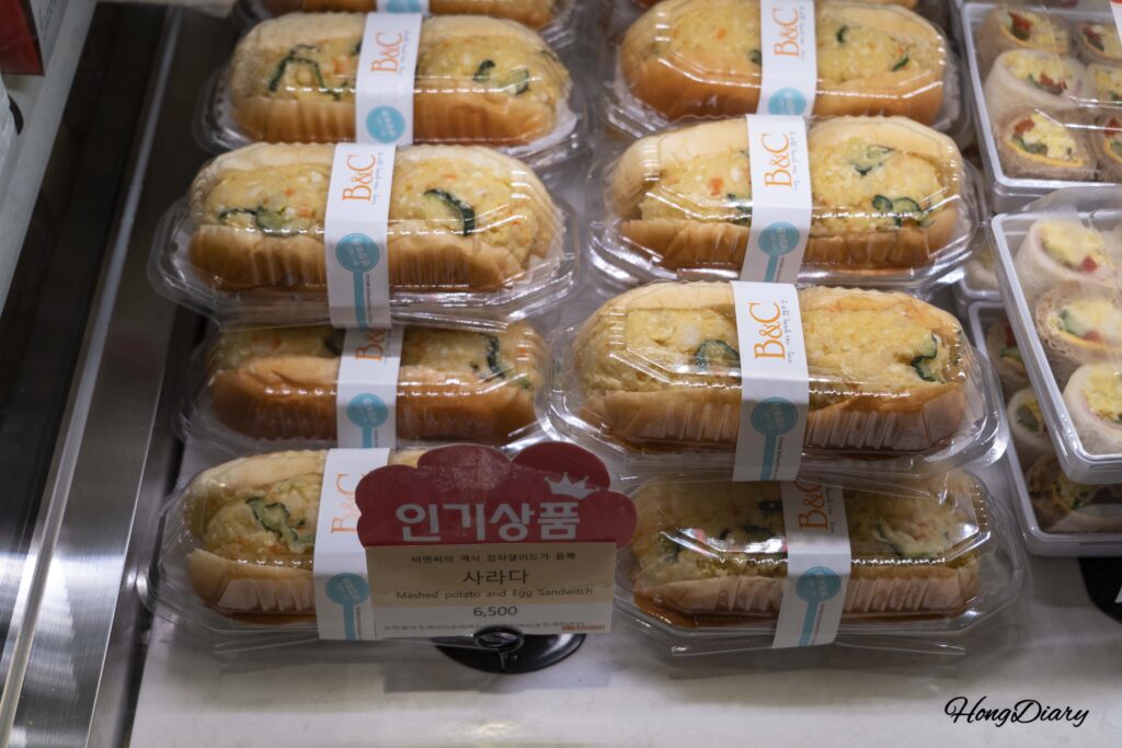 Pan de ensalada de la Panadería B&C en la Estación de Busan, relleno de ensalada coreana de papa