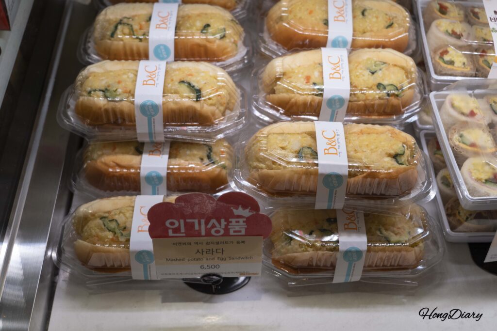 B&C製菓釜山駅店のサラダパン（韓国式ポテトサラダ入り）