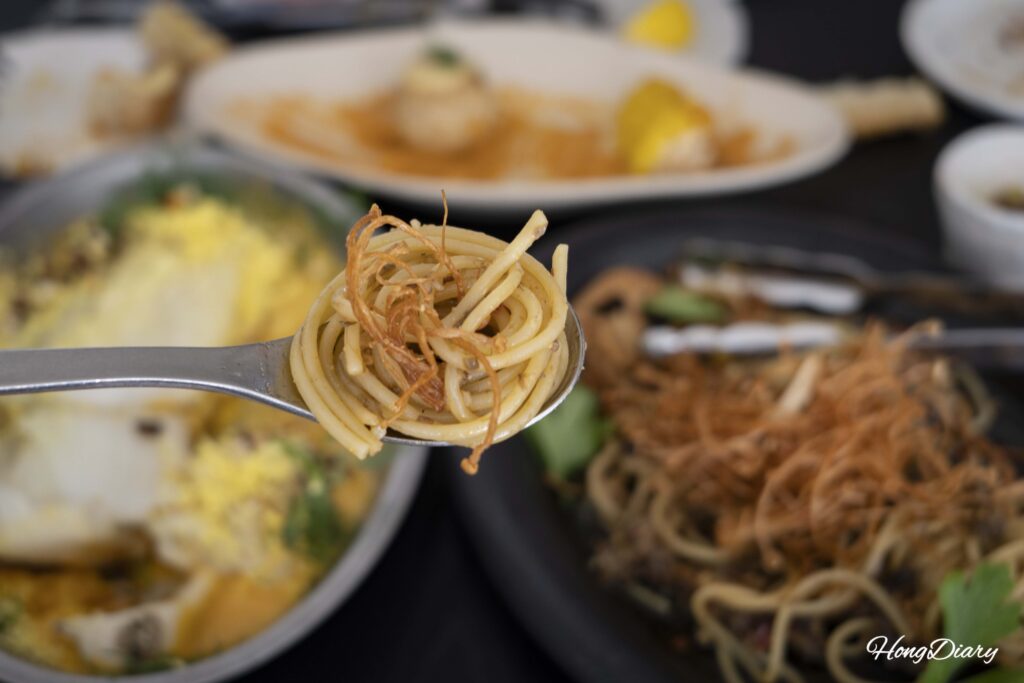 スプーンにのせた釜山ARPのワラビパスタ、ワラビの繊維質な食感が見える接写
