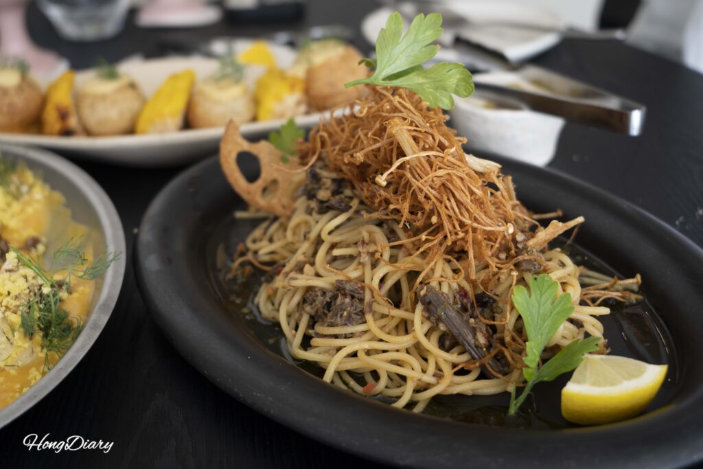 Plato insignia de ARP en Busan: pasta de helecho silvestre con enoki frito, reconocida por Michelin