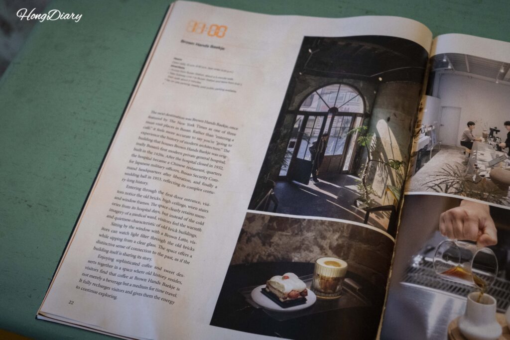 Artículo de revista sobre Brown Hands Baekje exhibido dentro del café en Busan