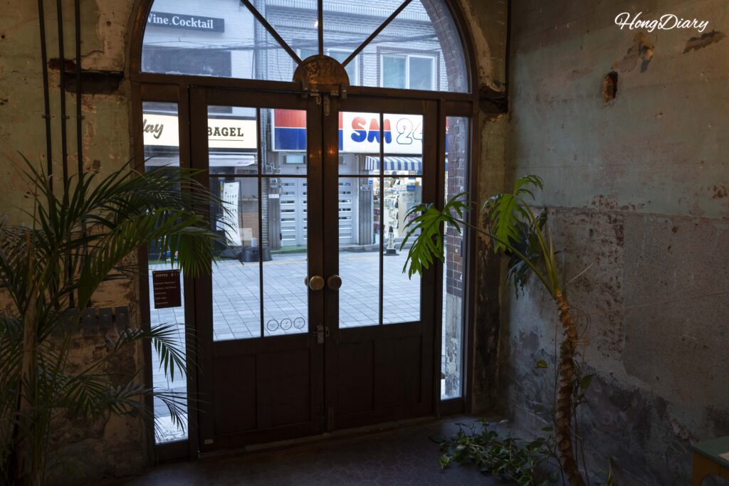 Entrada del café Brown Hands Baekje en el antiguo edificio del Hospital Baekje, Choryang-dong, Busan