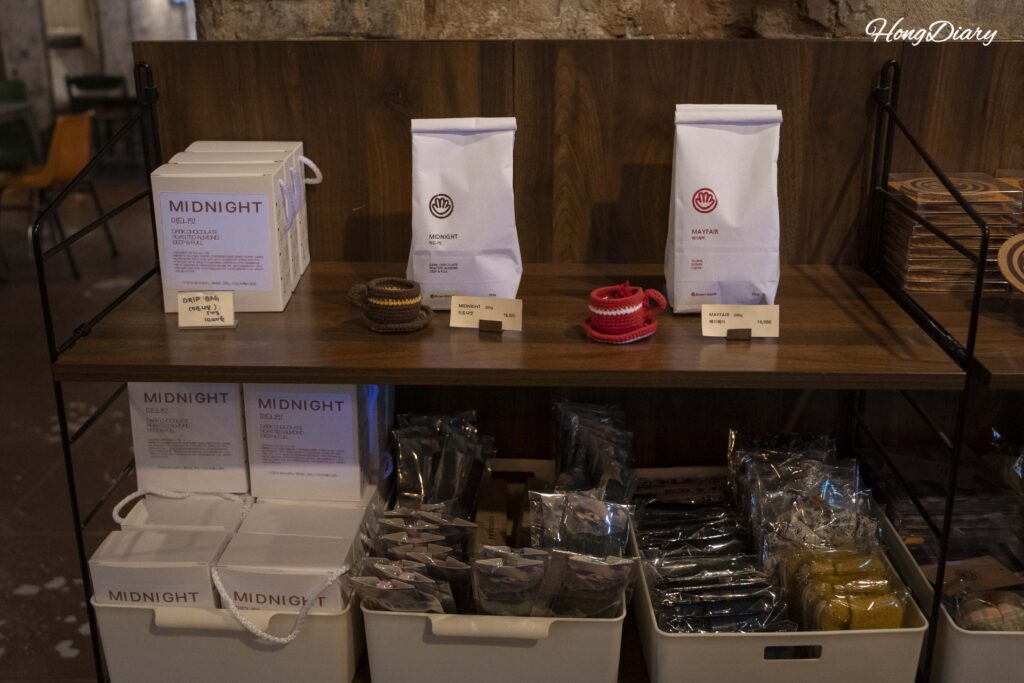 Merchandising y granos de café tostados a la venta en Brown Hands Baekje, Busan