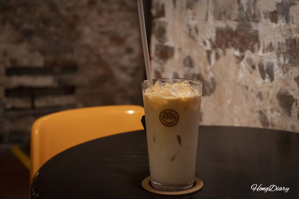 Milk tea frío servido en Brown Hands Baekje, Busan, a un precio de ₩8.300