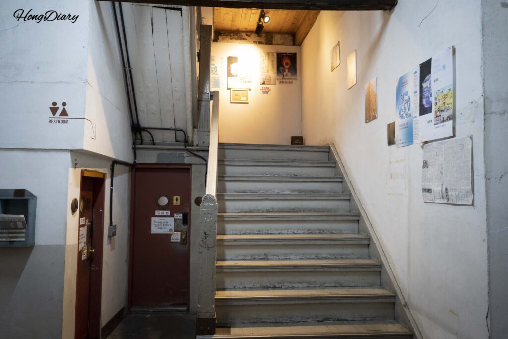 Pasillo interior y zona del baño en el antiguo edificio del Hospital Baekje, hoy café Brown Hands Baekje en Busan