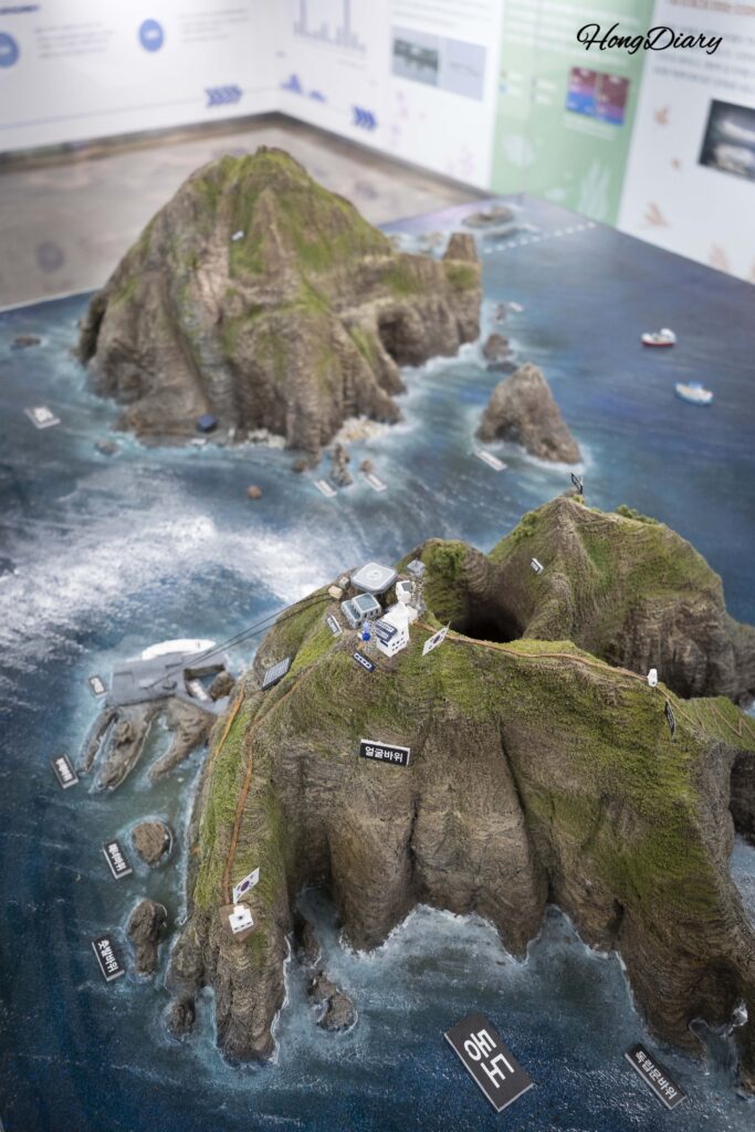 Maqueta en miniatura de la isla Dokdo en la sala de experiencia oceánica del cuarto piso del Museo de Historia de la Educación de Busan