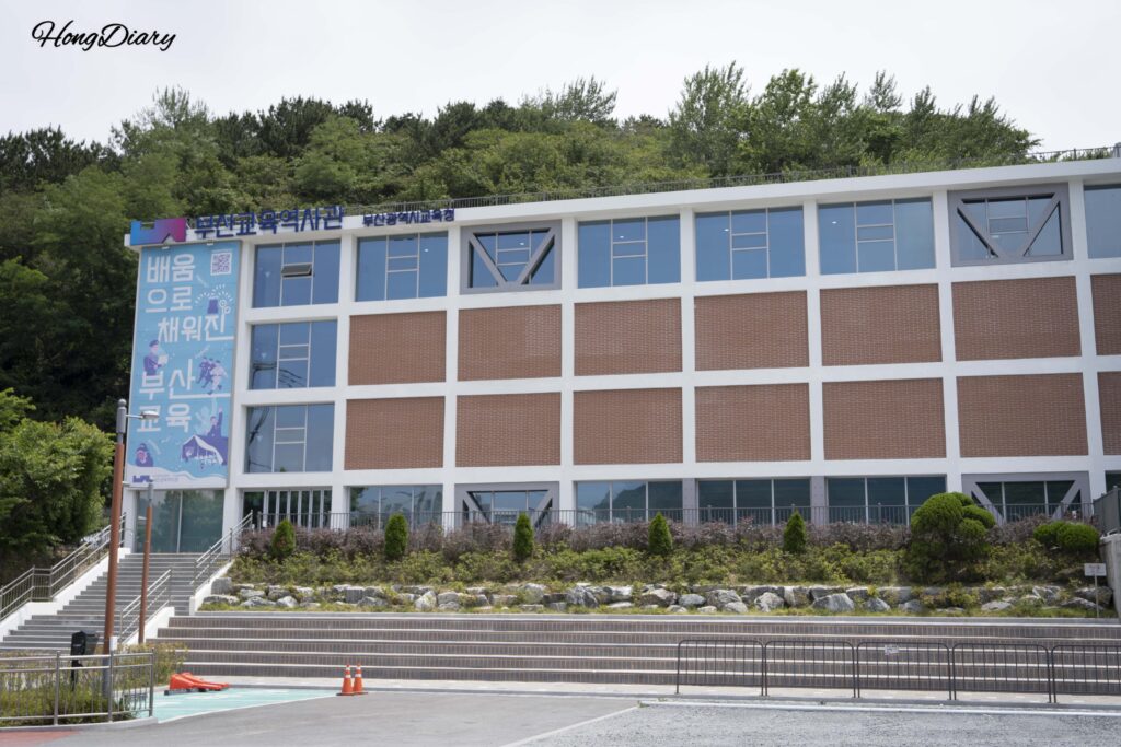 Exterior del Museo de Historia de la Educación de Busan en Saha-gu, antiguo edificio de la escuela Gamjeong Elementary remodelado como museo cerca de la Aldea Cultural Gamcheon