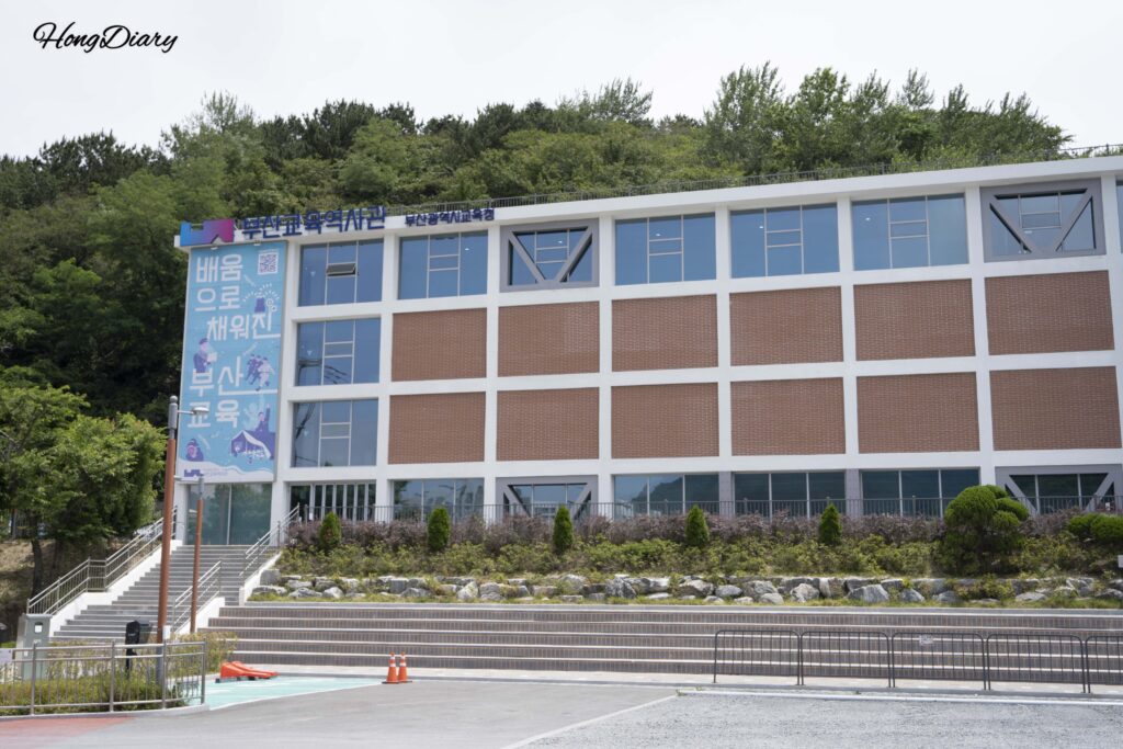 甘川文化村の近くにある釜山教育歴史館の外観。旧甘井小学校をリノベーションした建物（沙下区）