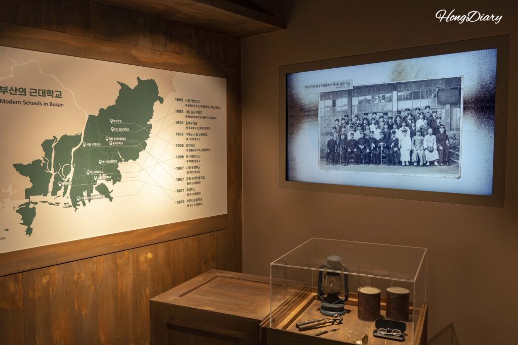 釜山教育歴史館2階の近代学校に関する展示。地図や映像で釜山の教育史を紹介