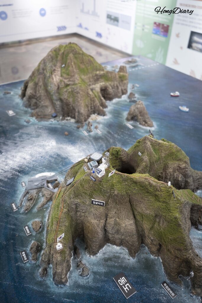 釜山教育歴史館4階の海洋体験コーナーに展示されている島のミニチュア模型