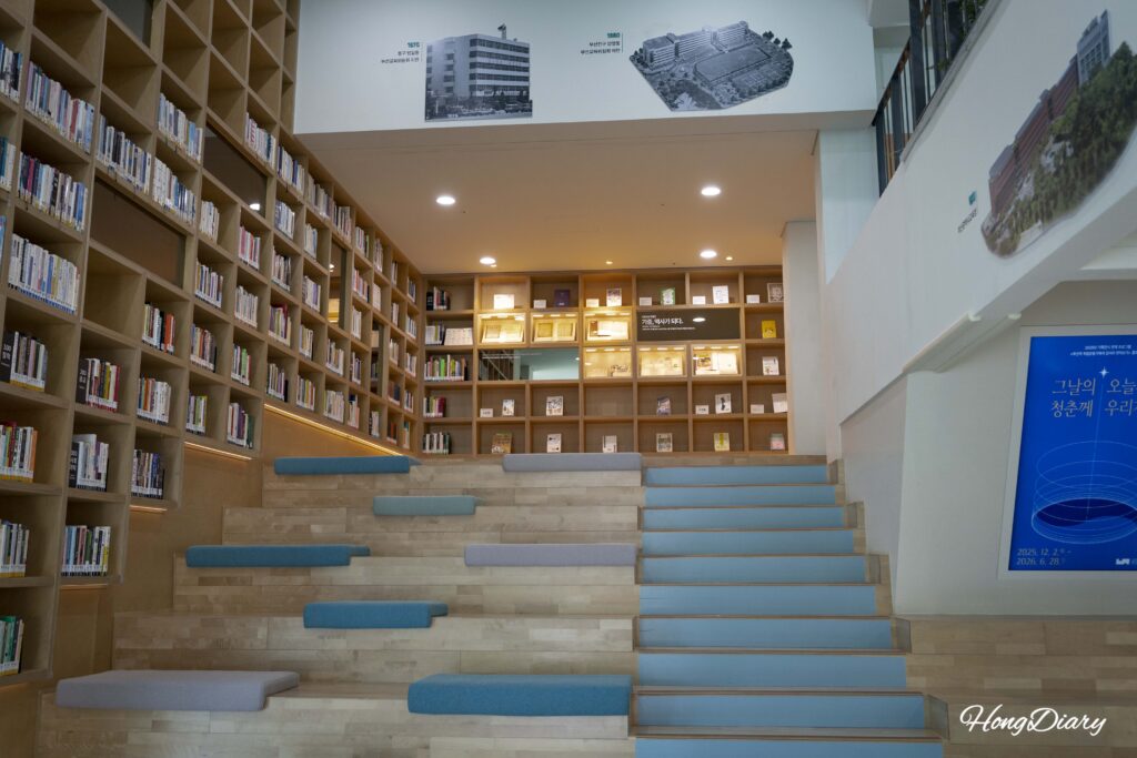 釜山教育歴史館1階の図書コーナー。本棚と椅子が並ぶ図書館のような空間