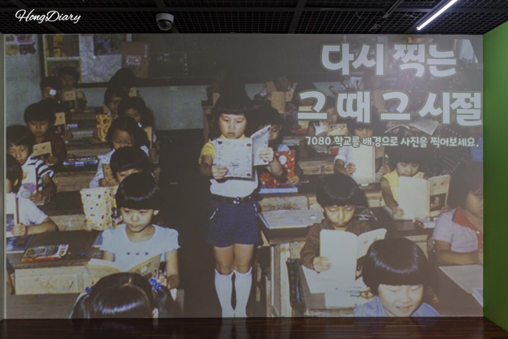Recreated 1970s-1980s Korean school classroom photo zone at the Busan Education History Museum