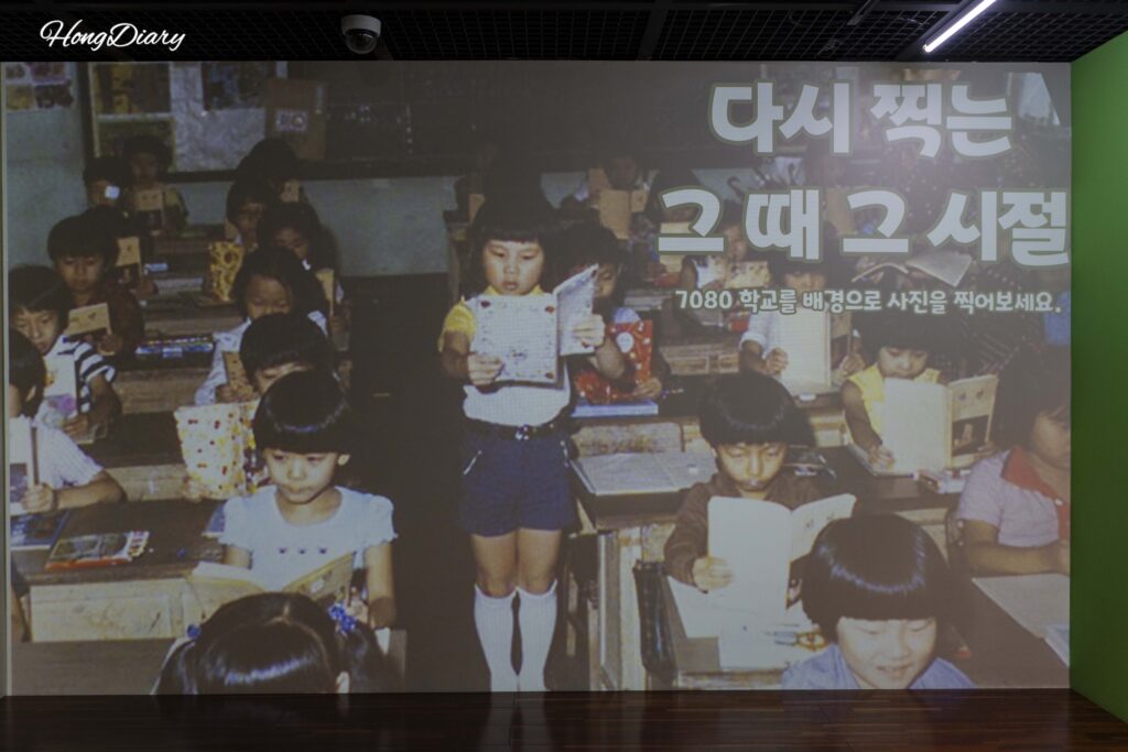 Aula recreada de los años 70 y 80 en Corea como zona de fotos en el Museo de Historia de la Educación de Busan