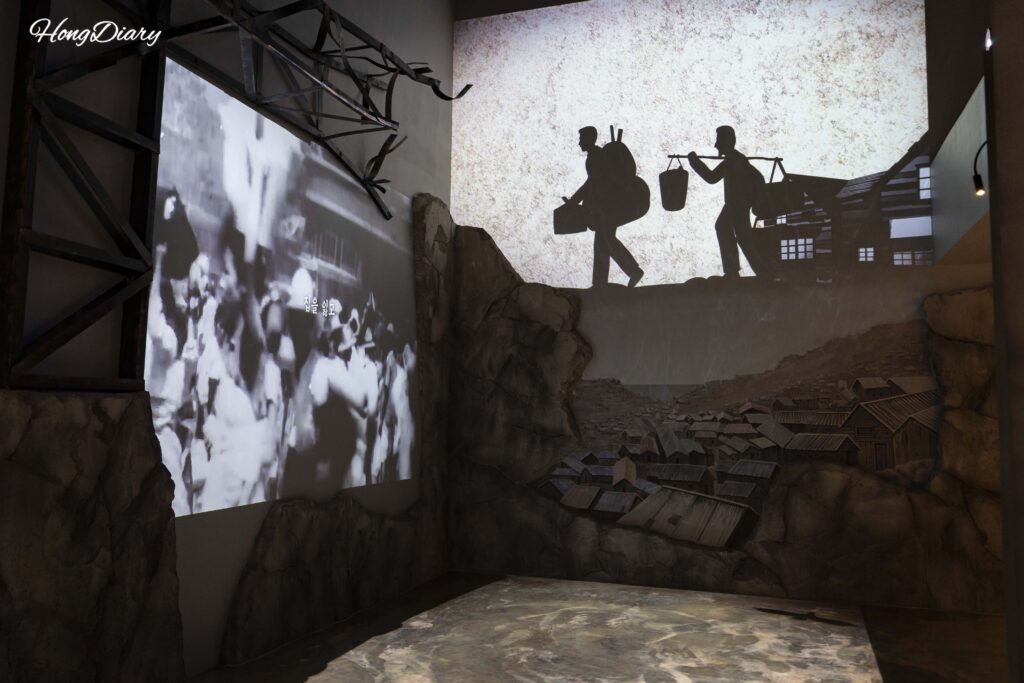 Instalación de video sobre la educación durante la Guerra de Corea en el tercer piso del Museo de Historia de la Educación de Busan