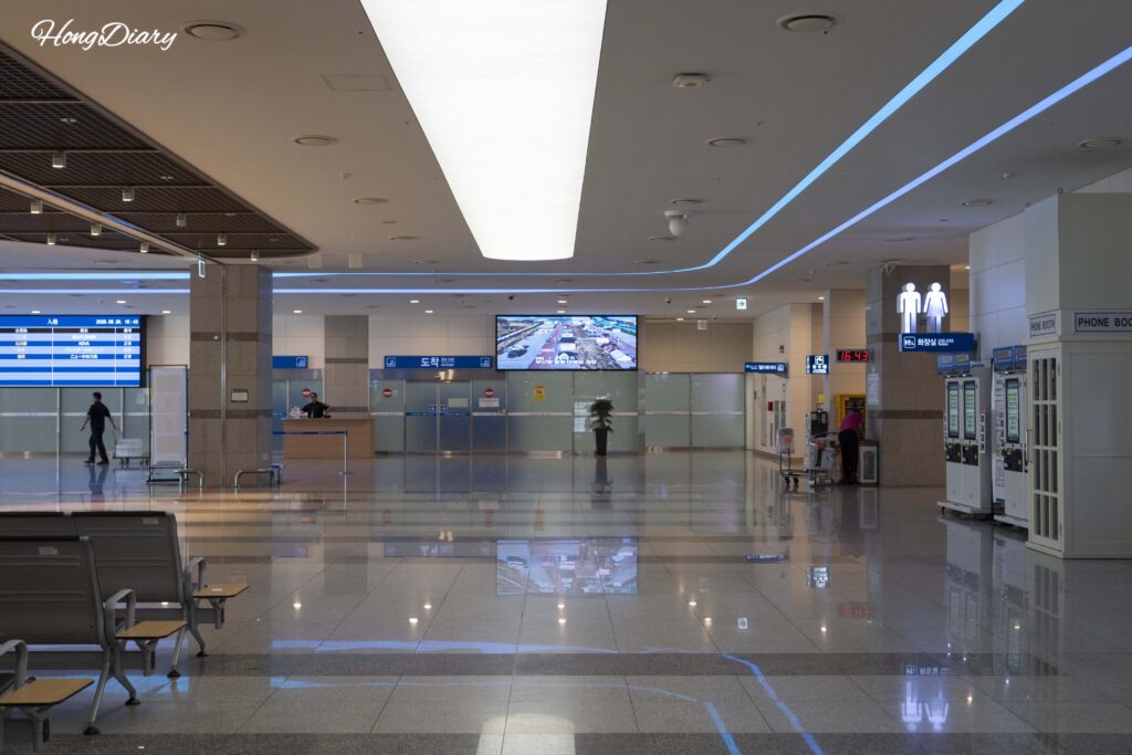Sala de llegadas e inmigración en el segundo piso de la terminal internacional de ferris de Busan