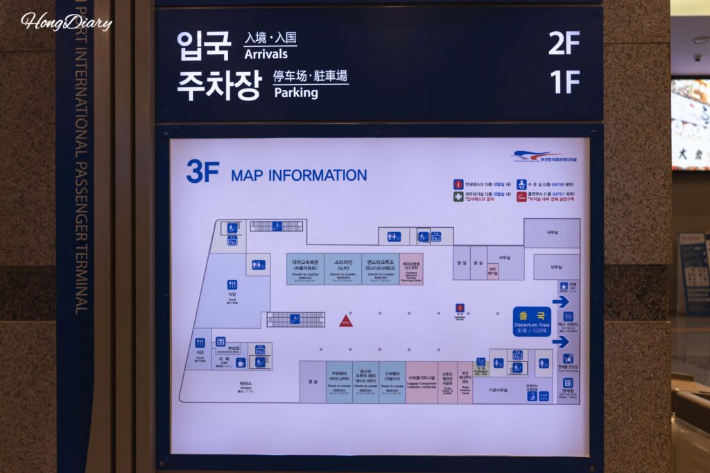 Mapa de información del tercer piso de la terminal de ferris de Busan con la ubicación de taquillas, restaurante y farmacia