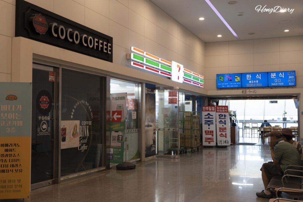 Exterior del café, tienda de conveniencia CU y restaurante Meokgeori en el tercer piso de la terminal de ferris de Busan