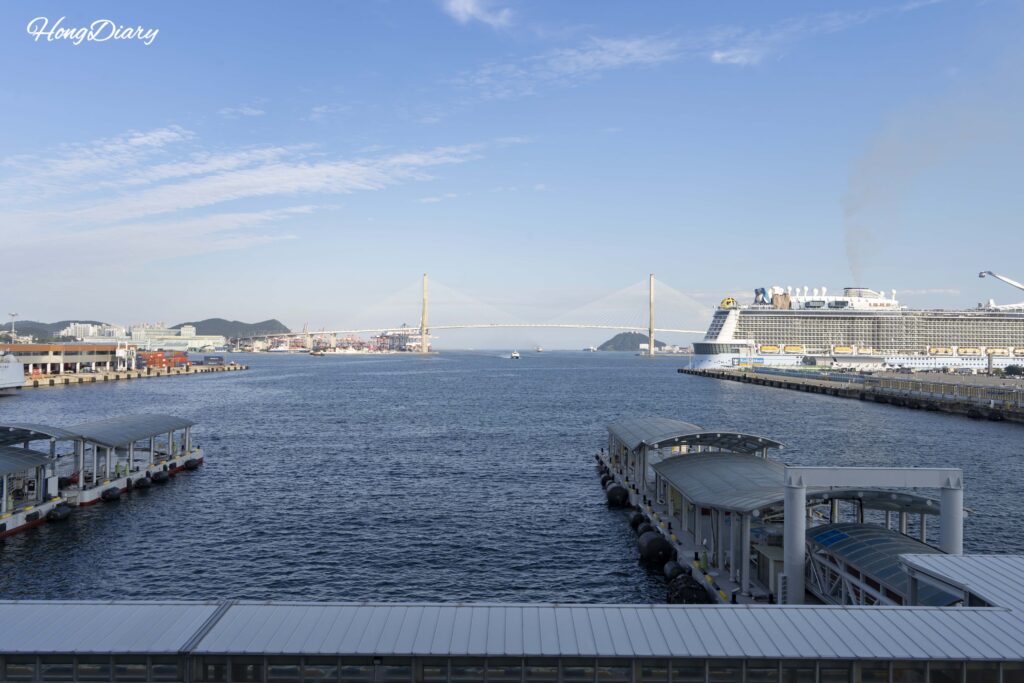 釜山港国際旅客ターミナルの外観と屋外駐車場、岸壁に停泊する博多行きフェリー