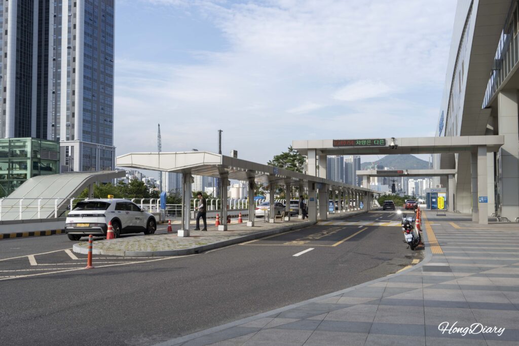 Entrada de la puerta 3 de la terminal de ferris de Busan con taxis esperando pasajeros