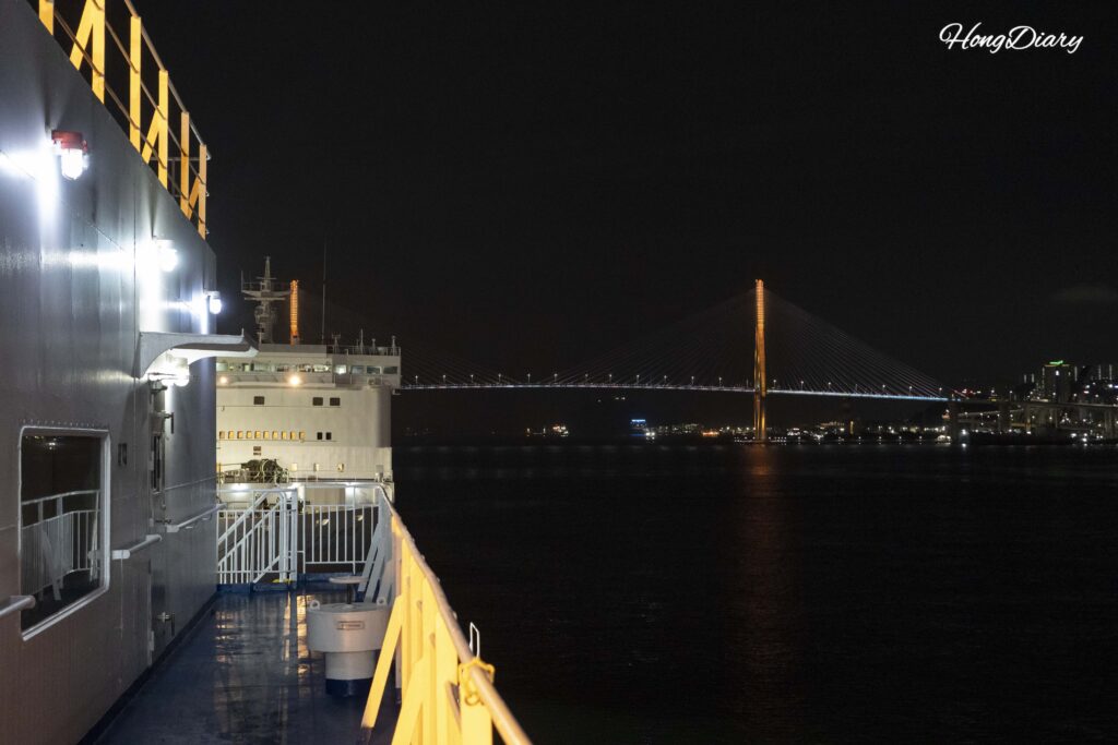 星希号の甲板から見たライトアップされた釜山港大橋と夜の海