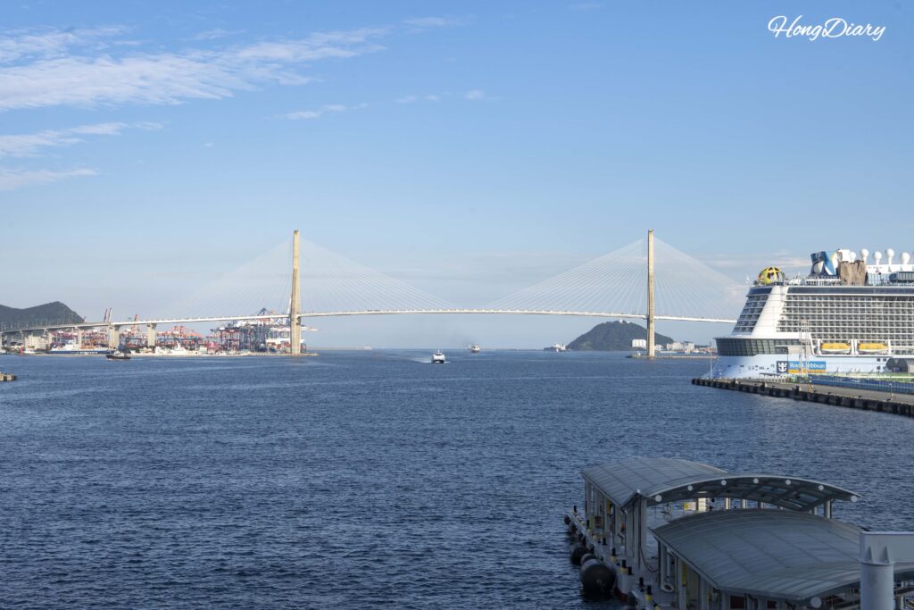 Vista del puente de Busan y un gran crucero atracado en el puerto, desde la pasarela hacia la terminal de ferris