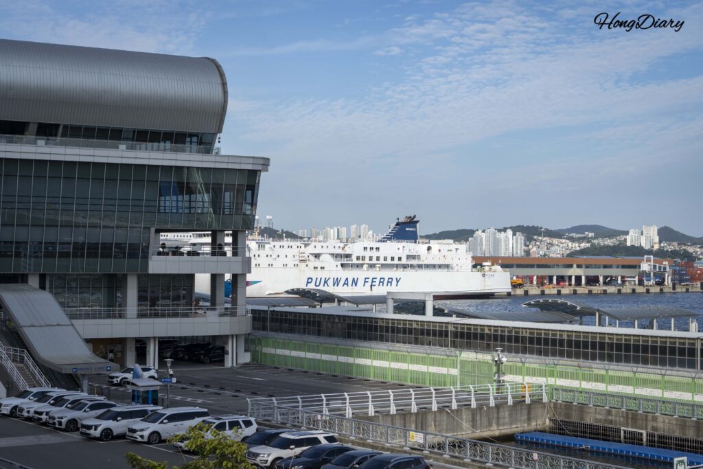 Vista diurna de la Terminal Internacional de Pasajeros del Puerto de Busan con un ferry de Pukwan atracado