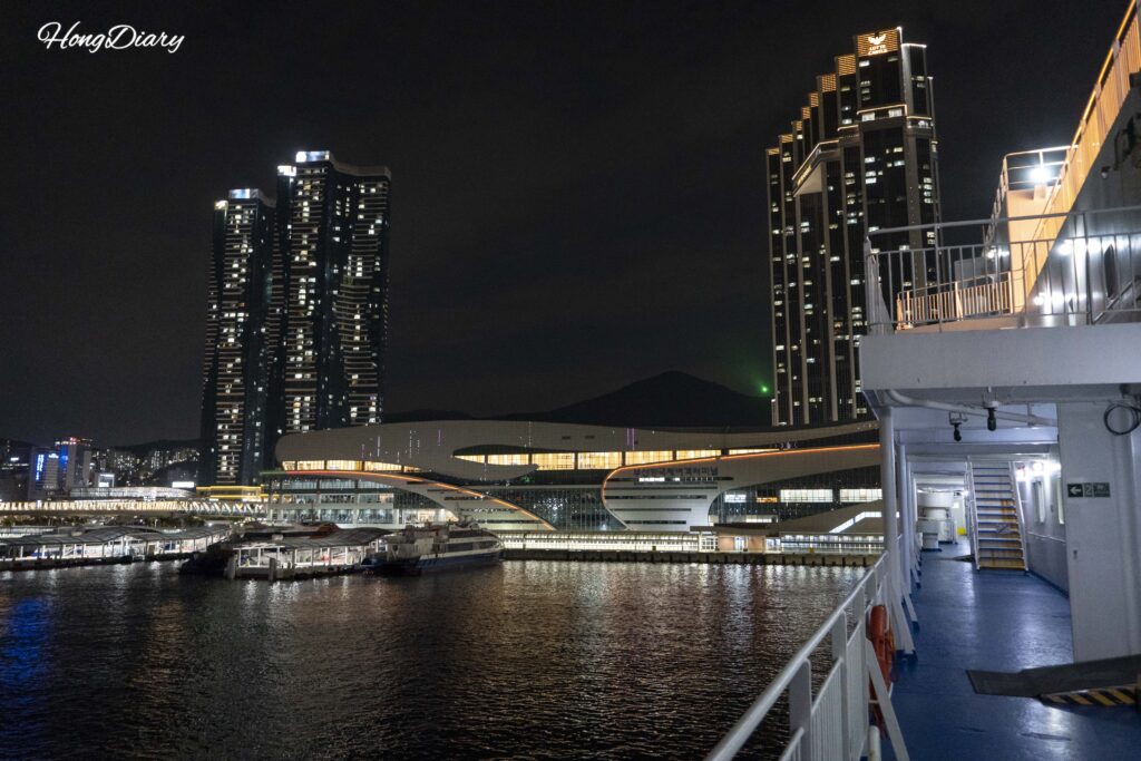 出港前に星希号の甲板から見た釜山港国際旅客ターミナルと高層ビルの夜景
