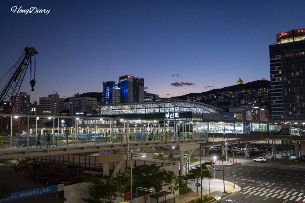 夜にライトアップされたKTX釜山駅の外観、北港親水公園への散歩の出発点