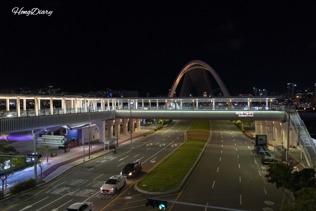 Puente peatonal elevado que conecta la Estación de Busan con North Port Waterfront Park y la Terminal Internacional de Pasajeros