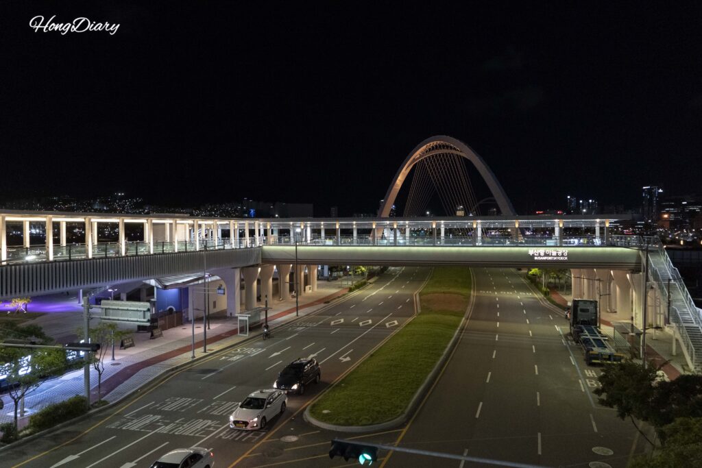 釜山駅と北港親水公園・国際旅客ターミナルを結ぶ空中歩行橋（ペデストリアンデッキ）