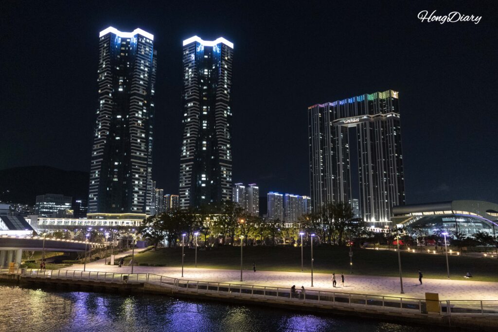 北港親水公園のフォトスポットから撮影した協成マリーナG7とロッテキャッスルドゥメールの夜景、周辺を歩く観光客