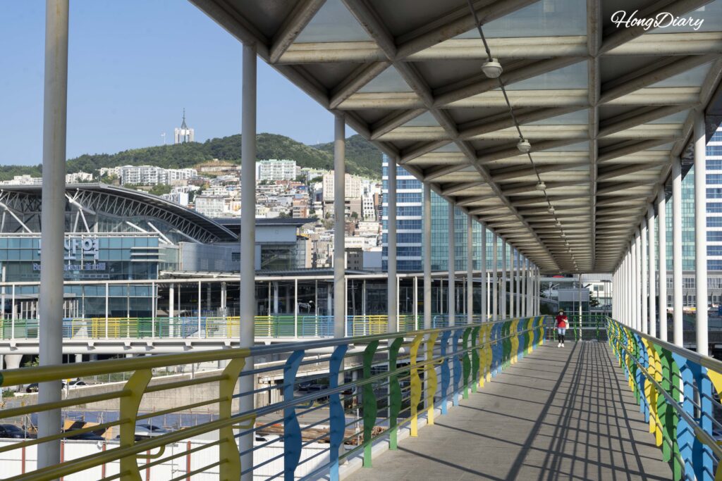 Banda transportadora en la pasarela cubierta que conecta la Estación de Busan con la terminal internacional de ferris