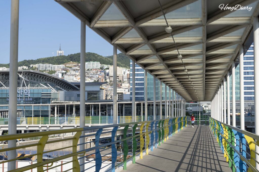 釜山駅から釜山港国際旅客ターミナルへ続く屋根付き連絡通路のムービングウォーク