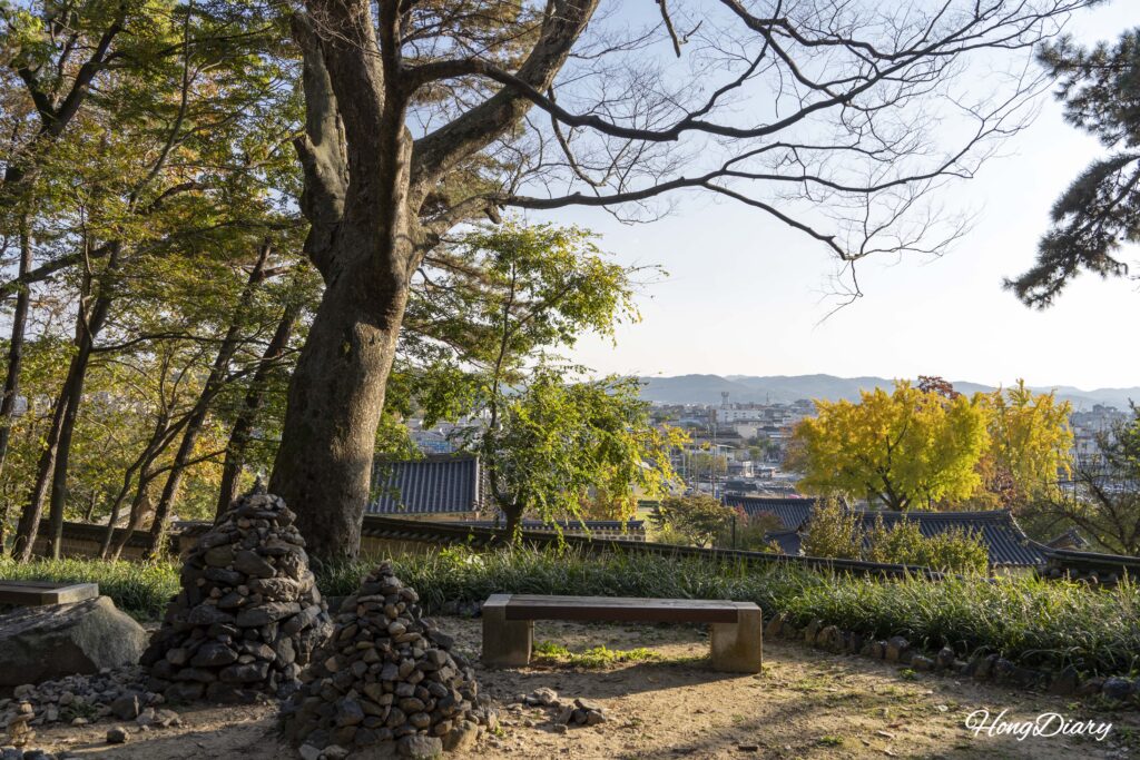 扶蘇山城の古い石積みの城壁と紅葉しはじめた木々
