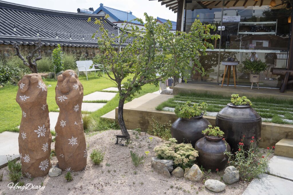 密陽のアーティストが手がけた工芸品がビョンヌイの外部に展示されている様子