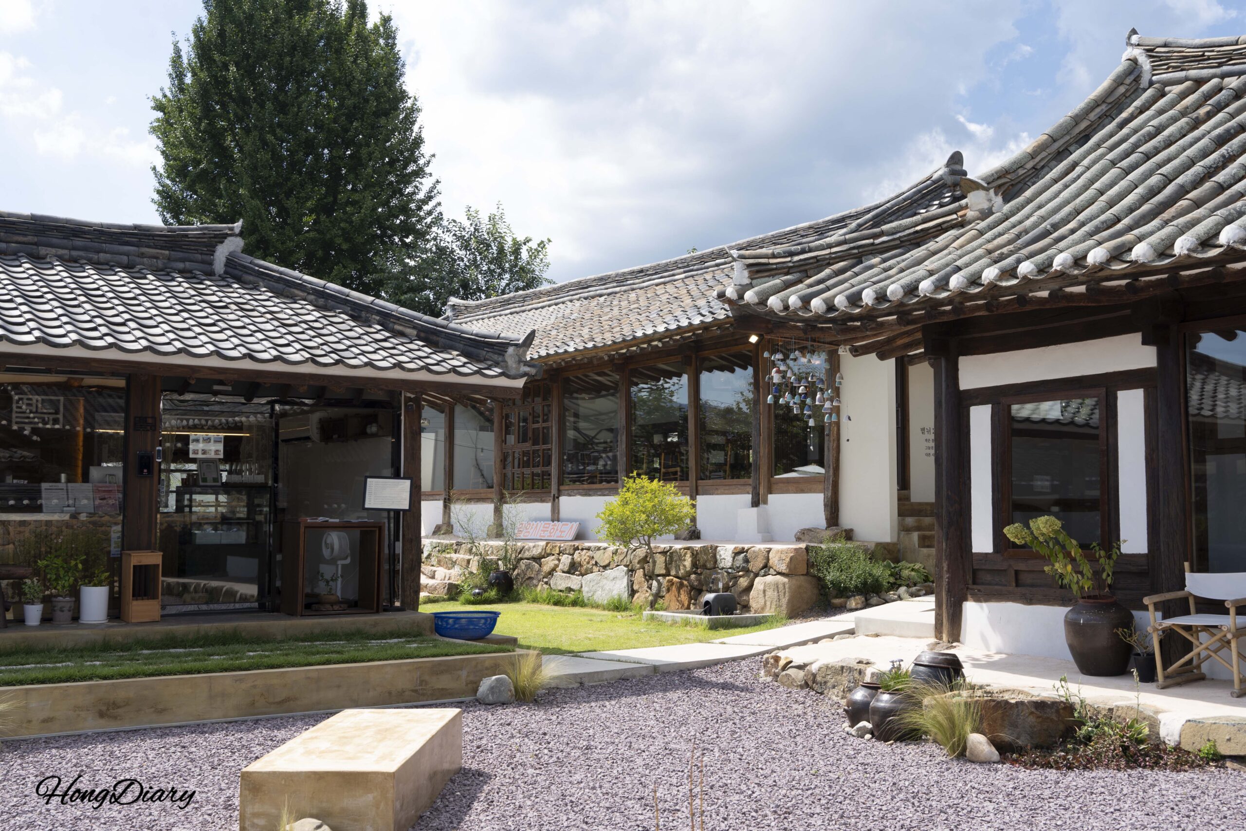 Vista exterior del café hanok y espacio cultural Byeotnwi en el barrio Gyodong de Miryang