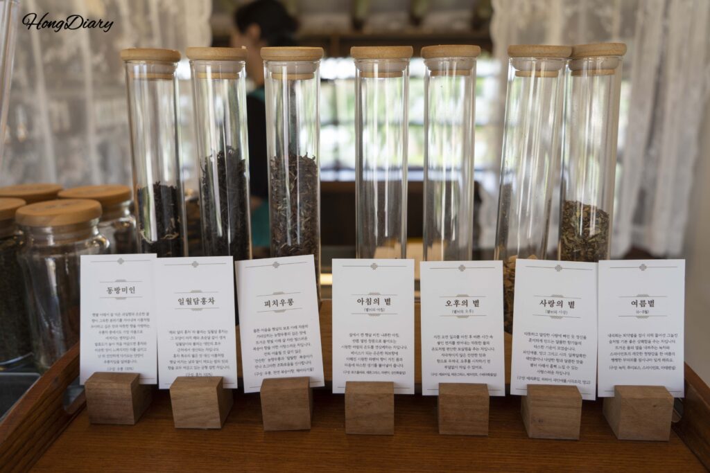 Mezclas de té y productos artesanales en el mostrador del edificio principal de Byeotnwi
