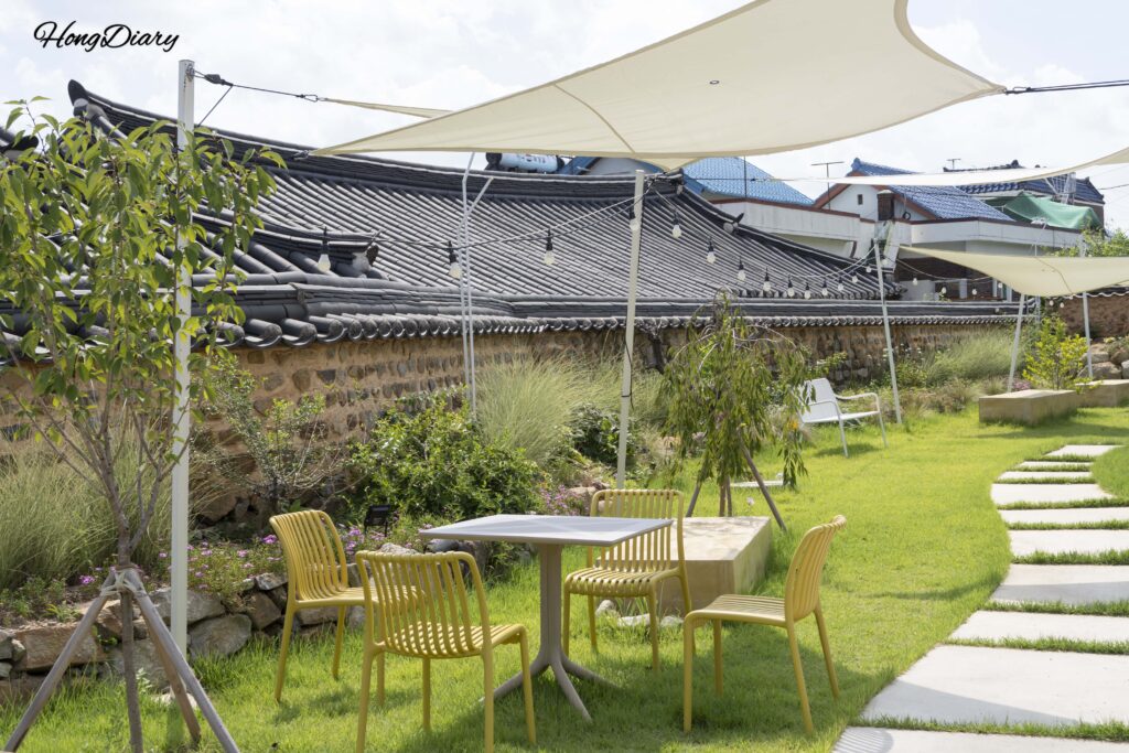 Mesas al aire libre en el patio del café hanok Byeotnwi en Miryang