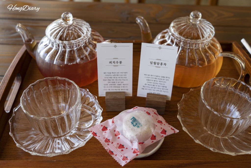 Té Oolong de Durazno y Té Negro Sun Moon Lake servidos en teteras de vidrio en Byeotnwi Miryang