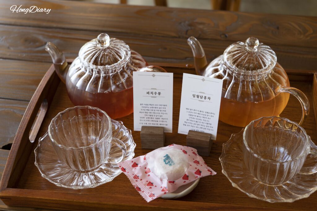 Peach Oolong tea and Sun Moon Lake Black Tea served in clay pots at Byeotnwi hanok cafe Miryang