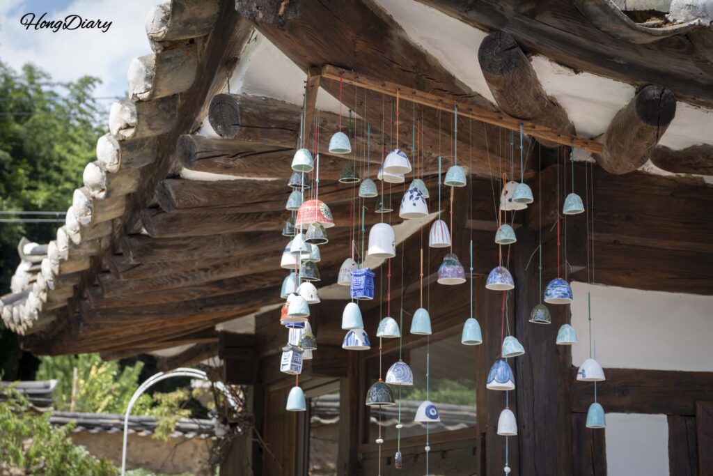 Primer plano de una campanilla de cerámica punggyeong hecha por artesanos de Miryang en Byeotnwi