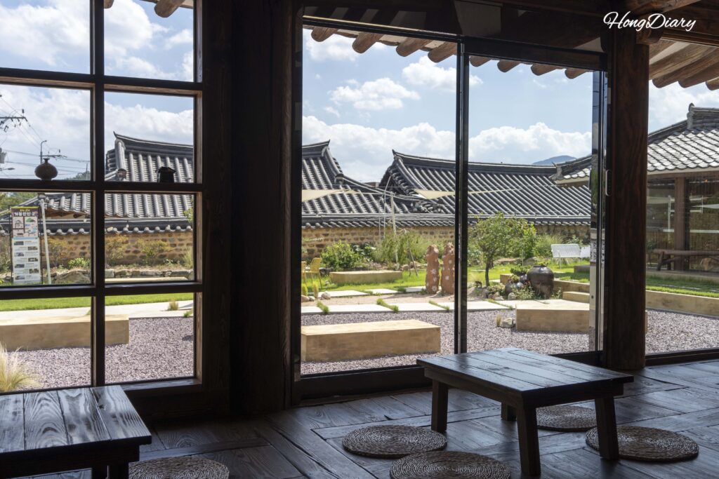 Espacio para sentarse y tomar té en el sarangchae de Byeotnwi con luz natural