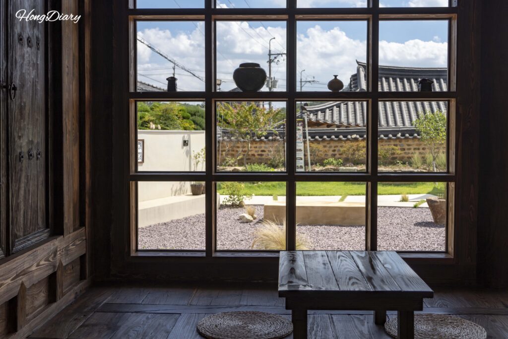 View of Byeotnwi courtyard garden seen through the open doorway of the sarangchae