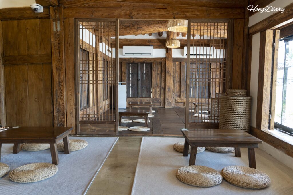 Interior del sarangchae de Byeotnwi con asientos tradicionales coreanos en el suelo