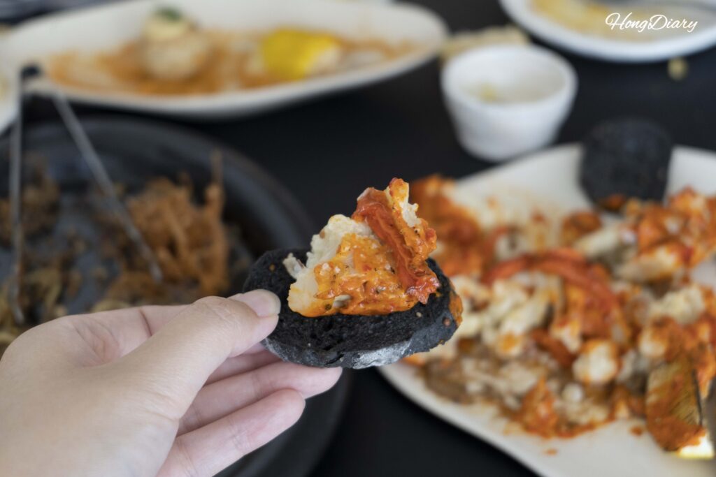 Primer plano de coliflor asada sobre pan oscuro en el restaurante ARP de Busan