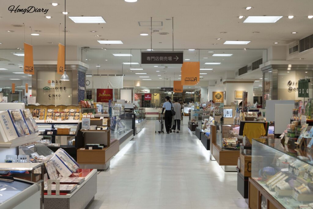 Planta subterránea de alimentación de Daimaru Shimonoseki con vitrinas de productos regionales y comida preparada
